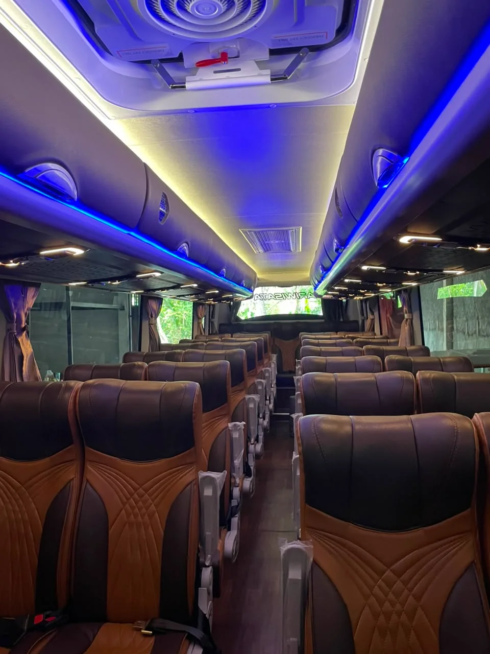 Interior kabin bus dengan pencahayaan ambient