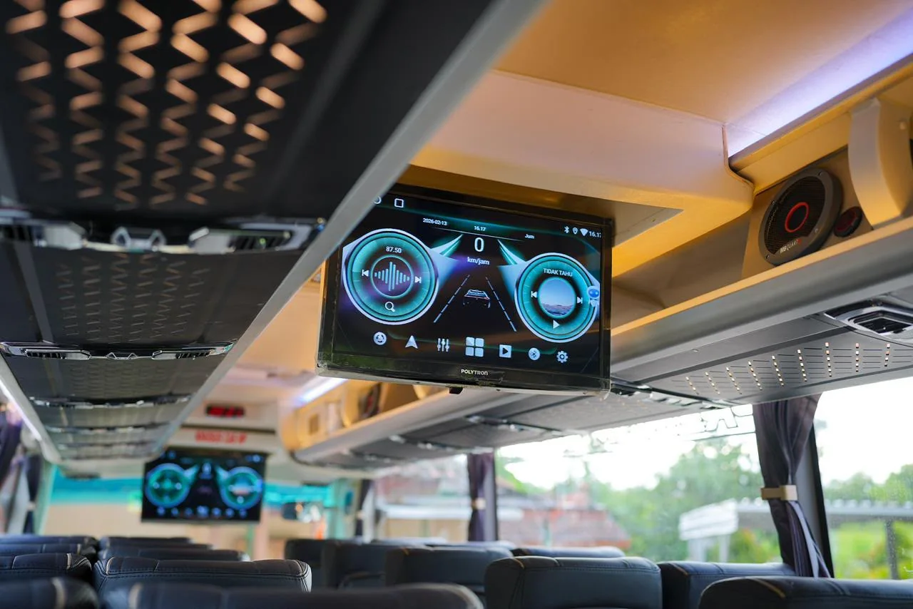 Monitor hiburan di dalam bus